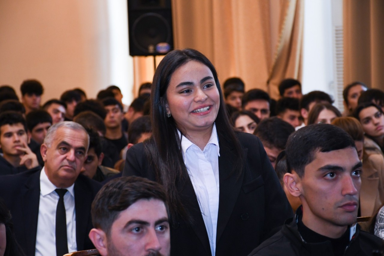 ADAU-nun rektoru I kurs tələbələrinin fikir və təkliflərini dinləyib - FOTOLAR